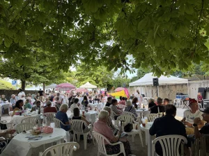 Participants réunis lors de l'Eklesia Festival à Morges autour des stands, animations et espaces de restauration sous les arbres.