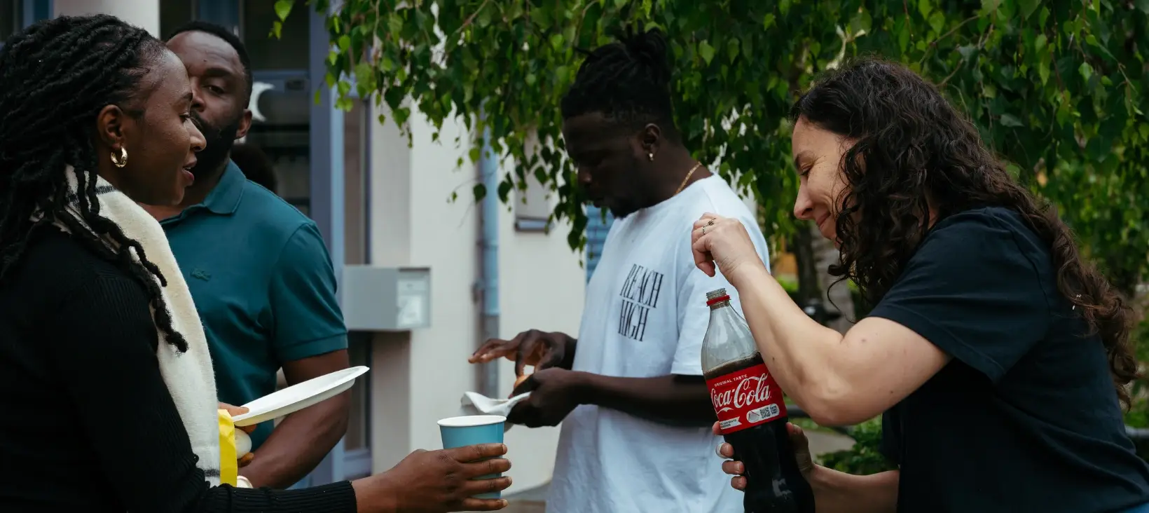Jeunes partageant un goûter, boissons et snacks