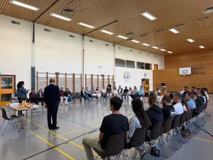 Vingt-trois couples de la communauté catholique lusophone participent à une journée de préparation au mariage dans une salle de sport à Tolochenaz, réunis en cercle autour des animateurs.